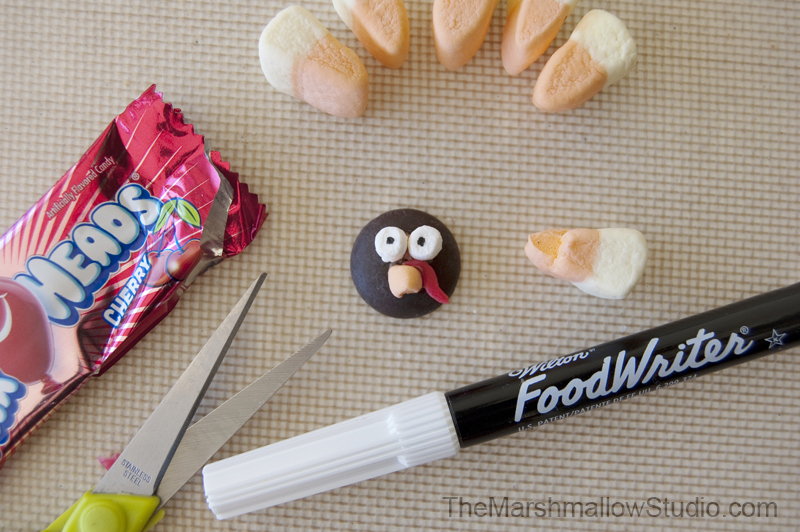 {DIY} Learn how to make the cutest Friendsgiving Marshmallow Cupcake Toppers! Step-by-step tutorial by The Marshmallow Studio